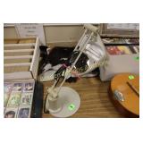 USED TABLE TOP LIGHTED MAGNIFYING GLASS.