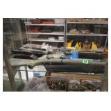 GROUP OF 2 RIFLE STOCKS WITH SOME ACCESORIES.