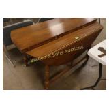 VINTAGE DROP LEAF TABLE WITH 2 EATRA LEAFS.