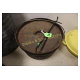 VINTAGE #12-3 LEG CAST IRON DUTCH OVEN.