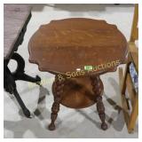 ANTIQUE TIGER OAK END TABLE.