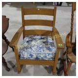 ANTIQUE ROCKING CHAIR.