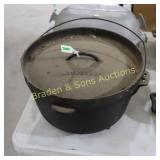 VINTAGE TEXSPORT 12" CAST IRON DUTCH OVEN.