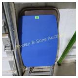 USED FOLDING PLASTIC TABLE AND FOLDING CHAIR.