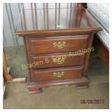GROUP OF 2 MATCHING NIGHT STANDS (MATCH LOT 230)