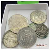 GROUP OF 6 KENNEDY HALF DOLLARS, 4 SILVER QUARTERS