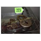 VINTAGE WINCHESTER SIX LEVER PADLOCK WITH 2 KEYS