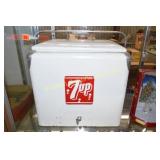 VINTAGE 7-UP ICE CHEST IN EXCELLENT CONDITION