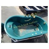 USED JACUZZI BATHTUB AND 2 MATCHING SINKS.