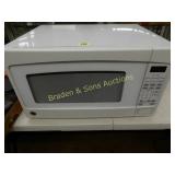 USED GE MICROWAVE IN WORKING ORDER