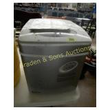 USED MAGIC CHEF COUNTER TOP ICE MAKER
