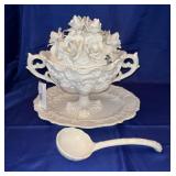 Soup tureen