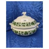 Soup tureen