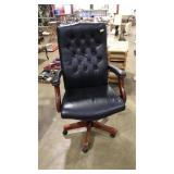 WOOD & LEATHER UPHOLSTERED EXECUTIVE OFFICE CHAIR