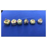 6 ASIAN POLYCHROME DECORATED LIDDED CUPS