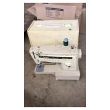SINGER SEWING MACHINE WITH COVER