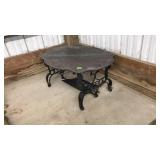 COFFEE TABLE WITH WHITE USA BASE