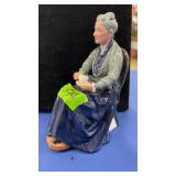 ROYAL DAULTON ENGLAND 'THE CUP OF TEA' FIGURINE