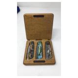 3 COLLECTORS KNIVES IN WOOD BOX: DUCK, DISH, DEER
