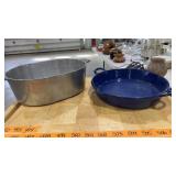 12' CAST IRON SKILLET & ALUNIUM COOK POT