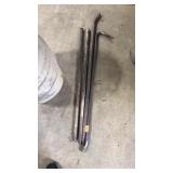 2 CROW BARS, 2 METAL STAKES