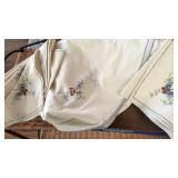 TABLECLOTH AND NAPKINS
