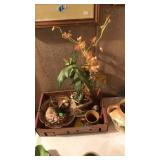 FLAT OF DECORATIVE HOUSEHOLD