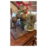 DECOR. FIGURAL & 2 FAUX PLANTS