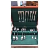 LENOX FLATWARE SET: SETTING FOR 8