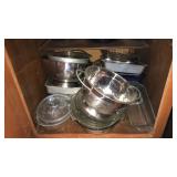 CONTENTS OF KITCHEN CABINET, PYREX, BAKEWARE, ETC