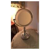 MAGNIFYING VANITY MIRROR