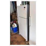 FRIGIDAIRE GALLERY REFRIDGERATOR WITH FREEZER