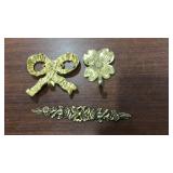 LOT OF ASST BRASS (2 WALL HOOKS & WALL DETAIL)