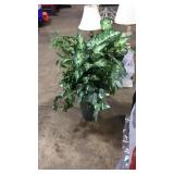 FAUX PLANT IN METAL STAND, FAUX PLANT W PLASTIC