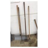 4 ASST. HAND TOOLS: SHOVEL, HOE, RAKE, STIRRUP HOE