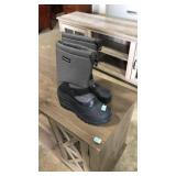 SIZE 7.5 SNOW BOOTS