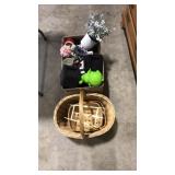 BOX LOT OF DECOR AND BASKETS