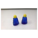 VNTG. HAZEL ATLAS COBALT BLUE VIOLIN S/P SHAKERS