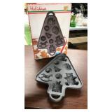CAST IRON HOLIDAYS BAKING MOLD