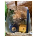 Tote of birdhouses & feeders