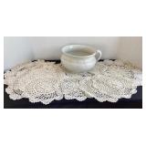 Chamber pot & 8 doilies