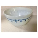 1 1/2 Qt. Pyrex Snowflake Garland Bowl