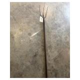 Three-point pitchfork
