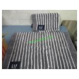 GAP REVERSIBLE BATH RUGS