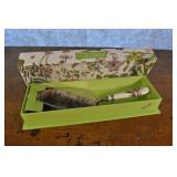 Portmeirion Botanic Garden Cake Slicer In Giftbox