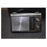 Real Tone Solid State Battery Electric Radio, Vtg