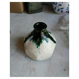 Small glazed pot. Whit and green.