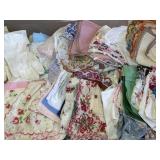 Vintage ladies hankies & gloves 189+