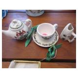 2 Port Merion ornaments (teapot, cup), iron