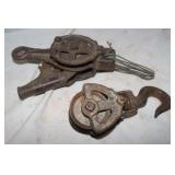 2 Metal Pulleys (1 w/ Hook)